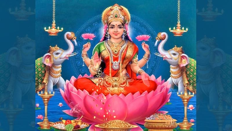 10. देवी लक्ष्मी की फोटो - दीपावली पर लक्ष्मीजी की ऐसी फोटो खरीदें, जिसमें वे भगवान विष्णु के चरणों के पास बैठी हैं। अपने स्वामी के साथ बैठी लक्ष्मी की पूजा करना बहुत शुभ माना जाता है।