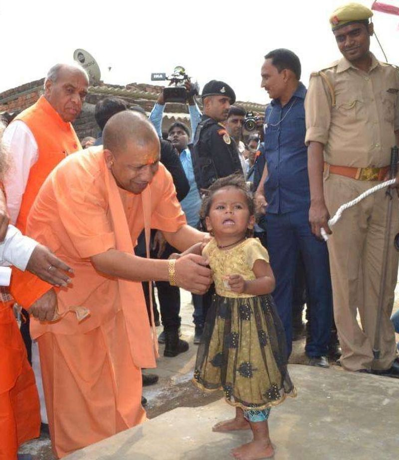 कहा जाता है कि वन ग्राम जब लोकसभा क्षेत्र सदर में 2009 में शामिल हुआ, तभी से योगी आदित्यनाथ का वनटांगियों की समस्याओं को अपनी समस्या मानते हुए उनके लिए संघर्ष में शामिल हुए थे। वन टांगियों के हर घर -घर दीप जलाने के लिए तभी से अनवरत उनके साथ दीपोत्सव मनाते रहे हैं।-(फाइल फोटो)