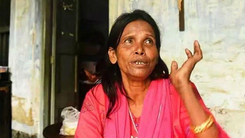 लॉकडाउन के दौरान उनकी कुछ फोटोज लोगों को राहत देते हुए सामने आई थी। सोशल मीडिया पर सबसे पहले रानू का परिचय कराने वाले अतींद्र चक्रवर्ती ने कहा कि कुछ गरीब लोगों को रानू मंडल के घर ले जाया गया था।