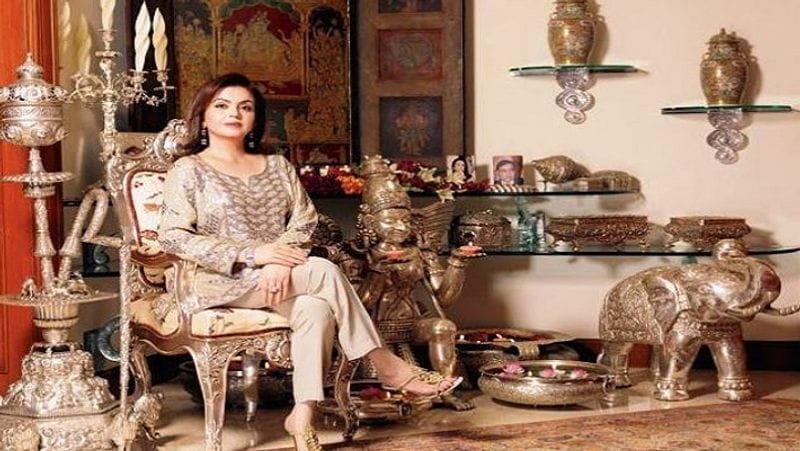एंटीलिया में नीता अंबानी का एक खास कक्ष है, जिसमें प्राचीन मूर्तियों और कलाकृतियों का कलेक्शन है। इस कक्ष में धन ती देवी लक्ष्मी और गणेश की कई प्राचीन मूर्तियां रखी हुई हैं। इस कक्ष में बैठीं नीता अंबानी की एक क्लासिक तस्वीर। 