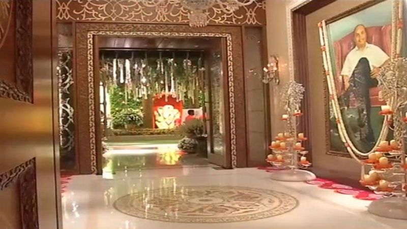 एंटीलिया में बना खास पूजा कक्ष। इसमें लक्ष्मी-गणेश की मूर्ति स्थापित की गई है। इस कक्ष में धीरूभाई अंबानी की भी एक विशाल आदमकद तस्वीर लगी हुई है। धनतेरस और दीपावली के मौके पर इस पूजा कक्ष की विशेष सजावट की जाती है। 