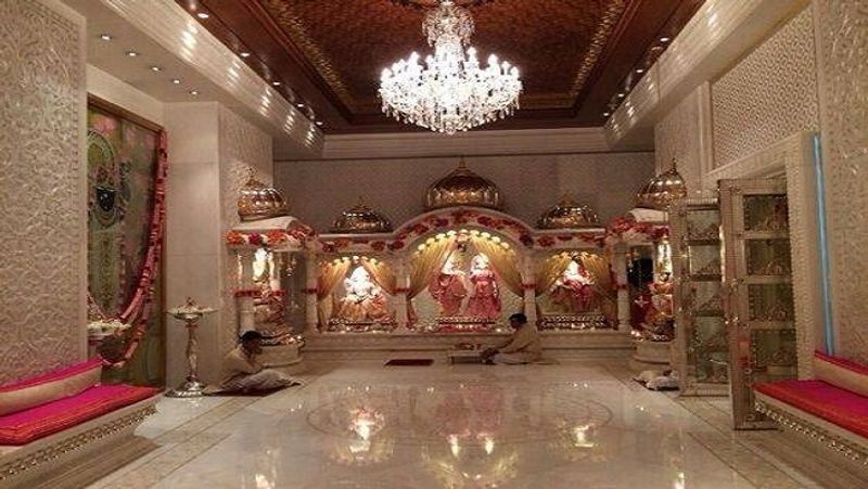 एंटीलिया में पूजा-पाठ के लिए बनाया गया एक और कक्ष। इसमें भी लक्ष्मी, गणेश और अन्य देवी-देवताओं की मूर्तियां स्थापित की गई हैं। धनतेरस और दीपावली के मौके पर इसे खास तौर पर सजाया जाता है। 