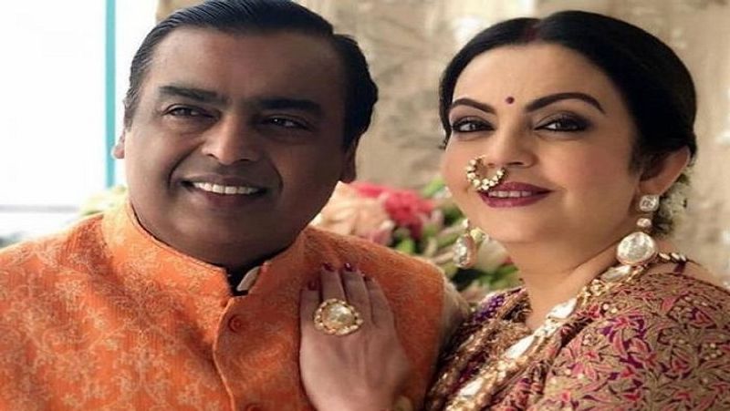धनतेरस और दीपावली के मौके पर नीता अंबानी सबसे महंगी साड़ी और जूलरी पहनती हैं। पति मुकेश अंबानी के साथ उनकी यह तस्वीर बेहद खूबसूरत है। 