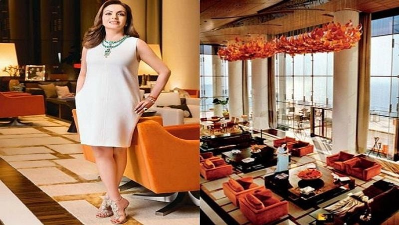 नीता-मुकेश अंबानी के घर एंटीलिया की भव्यता देखने लायक है। इसके बारे में दुनिया भर के मीडिया में काफी लिखा गया है। यह दुनिया के सबसे महंगे घरों में से एक है। इसकी कीमत 200 करोड़ अमेरिकी डॉलर है। एंटीलिया के एक कक्ष में ली गई नीता अंबानी की यह तस्वीर उनकी सबसे खूबसूरत तस्वीरों में से एक है। 