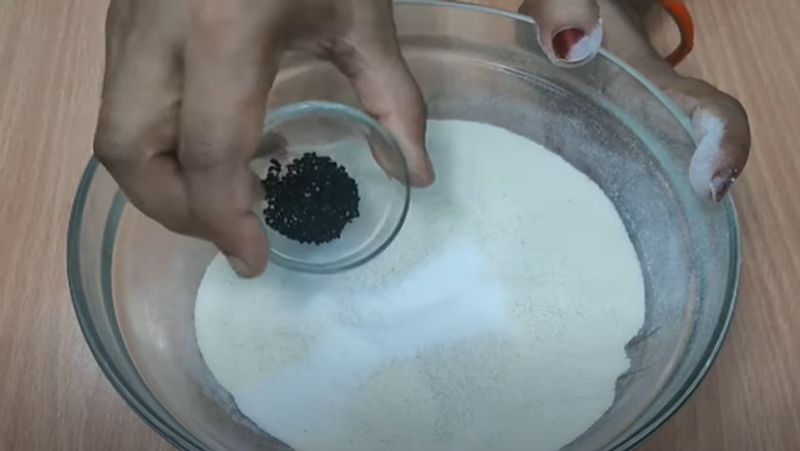 इसके बाद इसे एक बड़े बर्तन में निकाल लें और स्वाद अनुसार नमक डालें। स्वाद बढ़ाने के लिए आप इसमें कलोंजी या अजवाइन डाल दें।