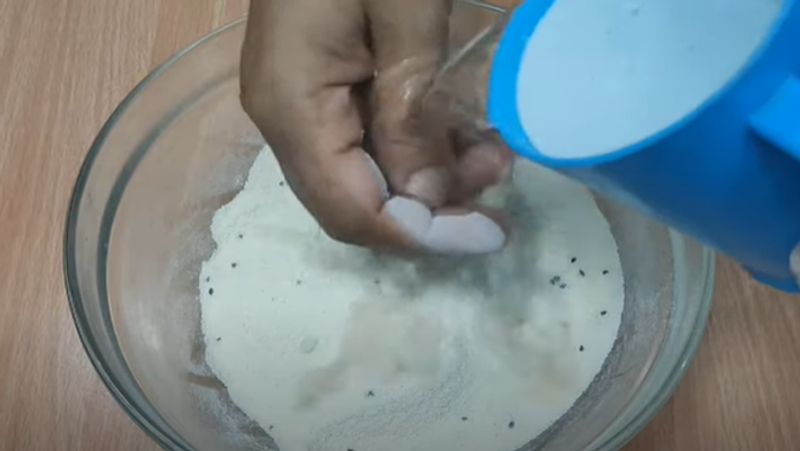 फिर इसमें मोयन नहीं डालें और सिर्फ पानी से इसका सॉफ्ट डो तैयार कर लें। याद रहे कि हमें इसमें तेल या घी की एक बूंद भी नहीं डालनी हैं।

