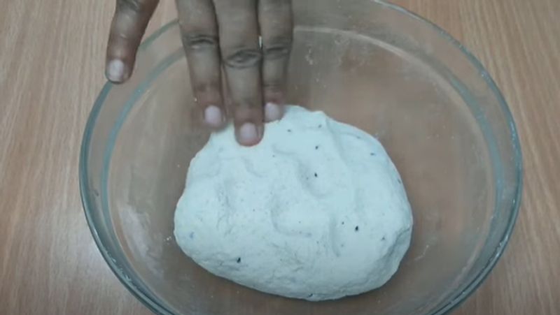 आटा लगाते समय ध्यान दें कि मैदा की अपेक्षा सूजी ज्यादा पानी पीती है, तो हमें ज्यादा पानी का इस्तेमाल करके इसका आटा गूथना हैं।