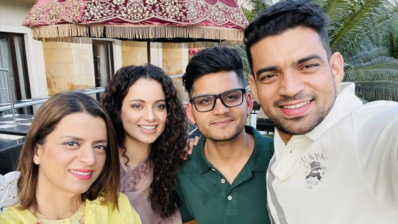 कंगना भाई की शादी के लिए उदयपुर के द लीला पैलेस में ठहरी हैं। कंगना ने बीती रात शीश महल रेस्टोरेंट में राजस्थानी व्यंजनों का लुफ्त उठाया। इस दौरान कंगना के साथ उनकी बहन रंगोली भाई अक्षत मां आशा और परिवार के अन्य लोग मौजूद रहे।