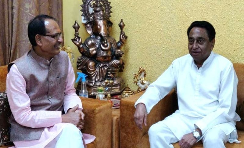 शिवराज ने कमलनाथ के लिए ट्विटर पर लिखी ये बात
दोनों नेताओं की मुलाकात के बाद सीएम शिवराज सिंह चौहान ने अपने ट्विटर हेंडल पर लिखा कि आज मध्यप्रदेश के पूर्व मुख्यमंत्री श्री कमलनाथ जी ने निवास पर भेंट कर शुभकामनाएं दी। मैं उनको हृदय से धन्यवाद देता हूं। प्रदेश की प्रगति और जनता के कल्याण के लिए पूरे समर्पण एवं सामर्थ्य के साथ हम सब कार्य करेंगे। मध्यप्रदेश देश का सर्वश्रेष्ठ राज्य बने, यही हमारा संकल्प है। (यह तस्वीर तस्वीर 23 मार्च 2020 की है),