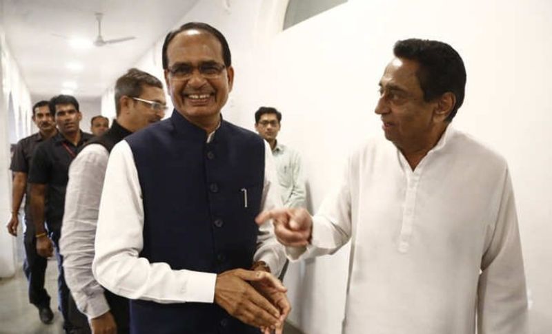 मुलाकात के बाद कमलनाथ ने की मीडिया से बात
वहीं सीएम शिवराज सिंह से मुलाकात के बाद कमलनाथ ने मीडिया से बात करते हुए कहा कि वह हार की समीक्षा करेंगे। हम प्रदेश की विकास में कोई अड़चन नहीं आने देंगे। समय समय पर भाजपा सरकार पर लगाम कसते रहेंगे। (यह तस्वीर 21 मार्च 2020 की है, जब कमलनाथ ने मुख्यमंत्री पद से इस्तीफा दे दिया था तो शिवराज उनसे मिलने पहुंचे थे)