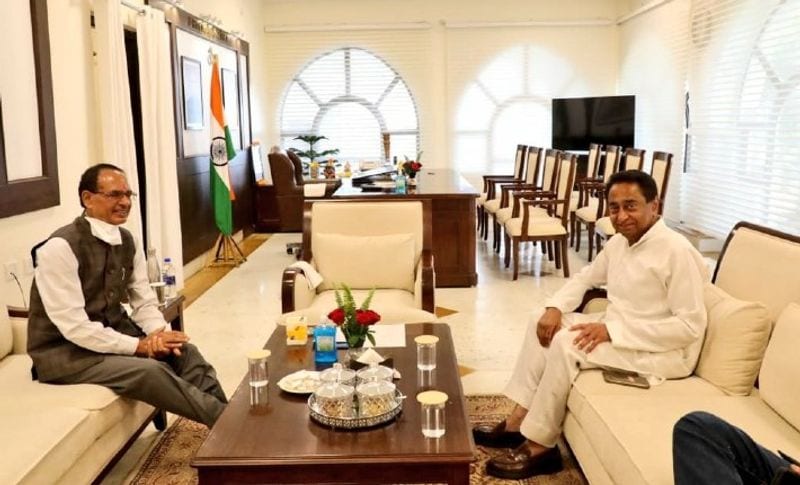 एक-दूसरे का सम्मान करते रहे दोनों नेता
बता दें कि फूलों का गुलदस्ता देने के दौरान कमलनाथ ने शिवराज से कहा कि यह पुष्पगुच्छ मुझे देना चाहिए या आपको.. तो इस पर शिवराज ने कमलनाथ से कहा कि राजनीति अपनी जगह है और हार जीत तो लगी ही रहती है। लेकिन आप हमारे लिए हमेशा सम्मानीय हैं। इसके लिए सीएम शिवराज सिंह ने पूर्व सीएम कमलनाथ को धन्यवाद दिया है।
