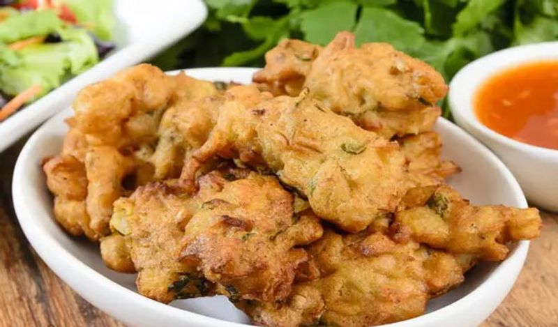 अच्छा, तो नजदीक से ऐसा लगता है पकौड़ा। 