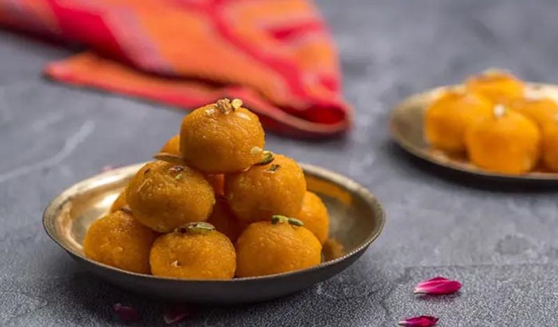 अरे ये तो है हमारा फेवरिट मोतीचूर लड्डू। 