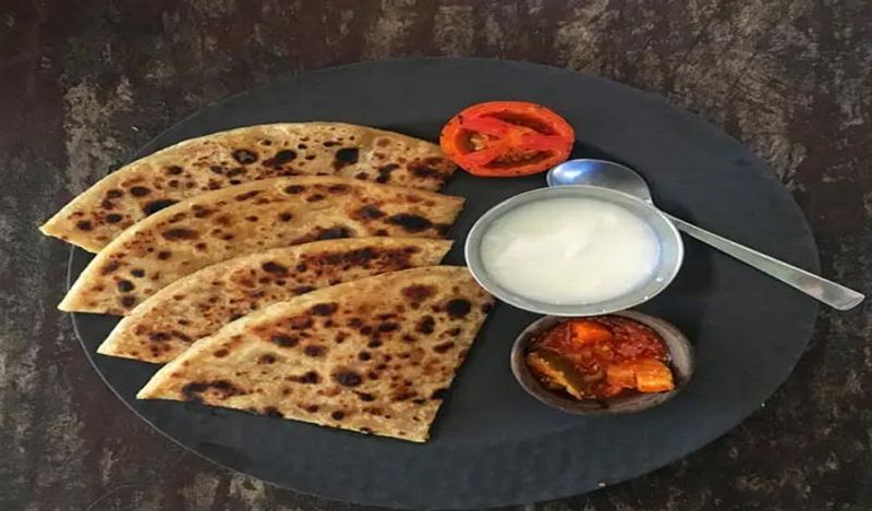 अरे ये तो है आलू पराठा। 