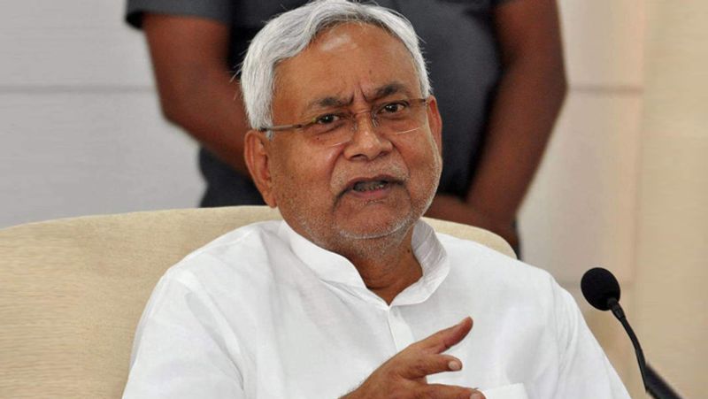 नीतीश के पिता एक स्वतंत्रता संग्राम सेनानी थे और कांग्रेस से जुड़े थे। लेकिन, जब उन्हें कांग्रेस की तरफ से चुनाव लड़ने का मौका नहीं मिला तो वह जनता पार्टी का हिस्सा बन गए थे।
