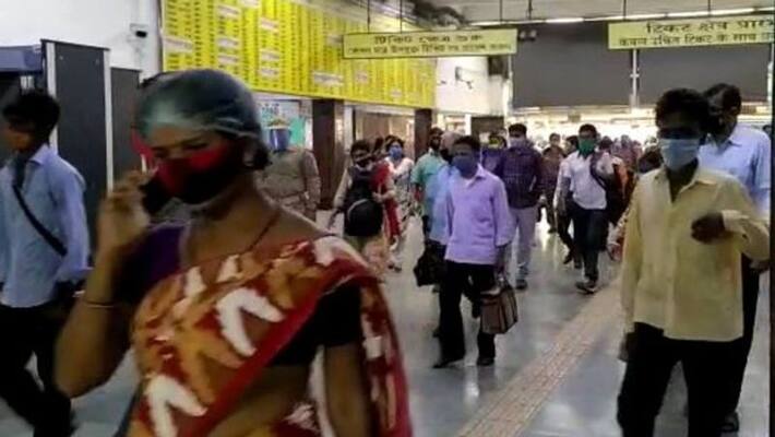 Thousands of passengers are coming to Howrah station to reach Kolkata RTB Thousands of passengers are coming to Howrah station to reach Kolkata RTB