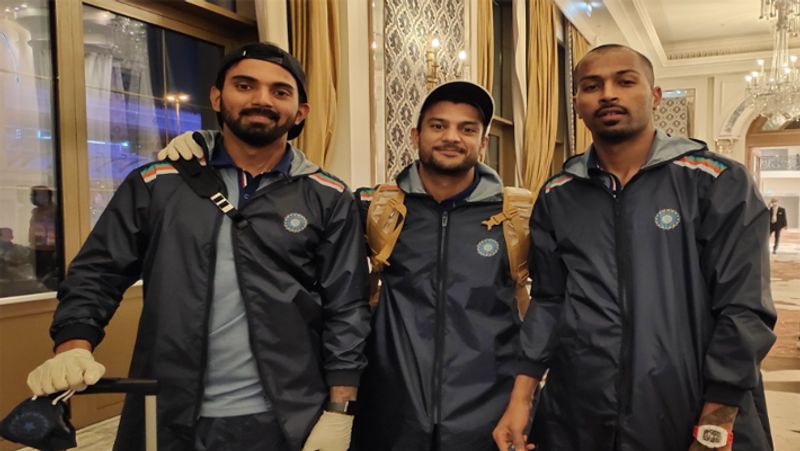 बता दें कि भारतीय टीम के ज्यादातर खिलाड़ी आईपीएल में खेल रहे थे। सीरीज खत्म होने के बाद वे एंटरनेशनल टीम के लिए तैयार किए गए बायो बबल में चले गए। 