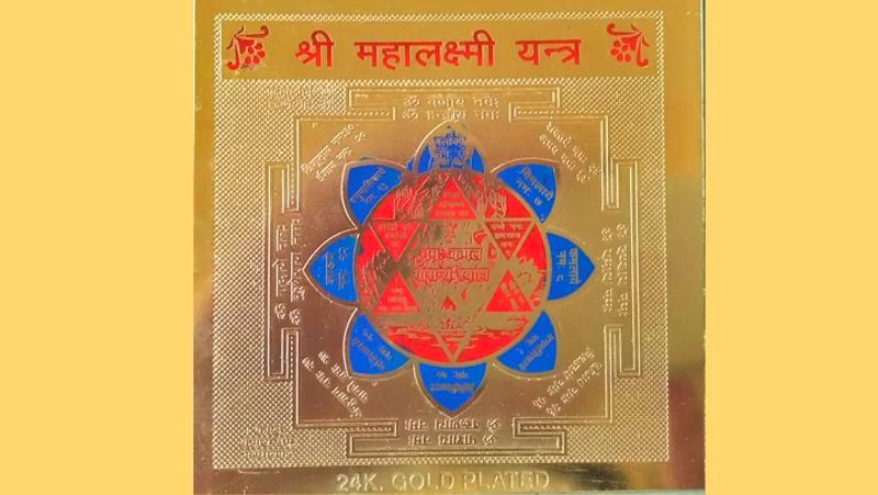 3. महालक्ष्मी यंत्र
दीपावली पर महालक्ष्मी यंत्र का पूजन कर विधि-विधान पूर्वक इसकी स्थापना करें। यह यंत्र धन वृद्धि के लिए अधिक उपयोगी माना गया है। कम समय में ज्यादा धन वृद्धि के लिए यह यंत्र अत्यन्त उपयोगी है। इस यंत्र का प्रयोग दरिद्रता का नाश करता है। यह स्वर्ण वर्षा करने वाला यंत्र कहा गया है। इसकी कृपा से गरीब व्यक्ति भी एकाएक अमीर बन सकता है।
