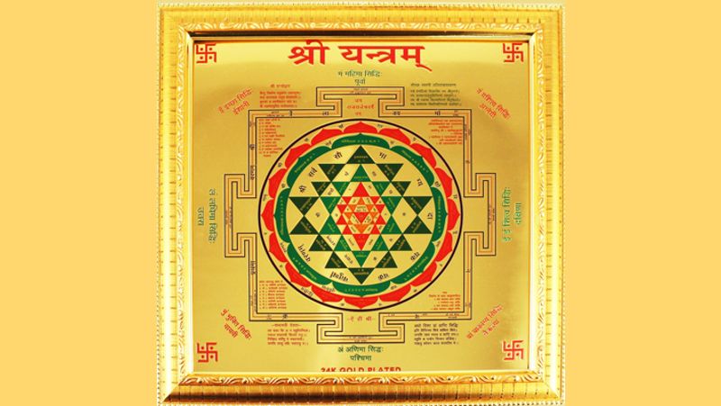 2. श्रीयंत्र
यंत्र शास्त्र में श्रीयंत्र की विशेष महिमा बताई गई है। इसे यंत्रराज की उपाधि दी गई है। इस यंत्र को धन वृद्धि, धन प्राप्ति, कर्ज से संबंधित धन पाने के लिए, लोन इत्यादि प्राप्त होने के लिए तथा लॉटरी आदि द्वारा धन पाने के लिए उपयोग में लाया जाता है। दीपावली पर इसकी स्थापना घर के पूजा कक्ष में करनी चाहिए।