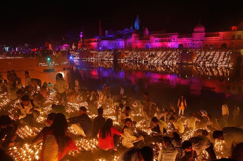 सीएम योगी आदित्यनाथ ने ट्वीट करके कहा कि अयोध्या में दीपावली पर संपन्न होने वाले 'दीपोत्सव-2020' को भव्य स्वरूप प्रदान किया जाएगा। सीएम ऑफिस से ट्वीट में कहा गया कि अत्याधुनिक तकनीक पर आधारित 'लेजर शो' के माध्यम से भगवान श्री राम के अयोध्या आगमन का चित्रण किया जाएगा। आगमन के पश्चात नगरवासियों द्वारा उनके स्वागत में प्रज्ज्वलित किए गए दीपों की जगमगाहट के साथ ही उनकी प्रसन्नता और प्रभु श्री राम के स्वागत में किए गए आयोजन को भी दर्शाएगा।
(फाइल फोटो)