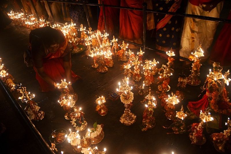 रामनगरी अयोध्या में 24 घाटों पर 6 लाख दीये प्रज्जवलित किए जाएंगे, जिसमें 29 हजार लीटर तेल से अयोध्या दीयों की रोशनी से जगमग होगी। इसमें 6 लाख दीये में 7.5 लाख रूई की बाती का इस्तेमाल भी होगा। (फाइल फोटो)