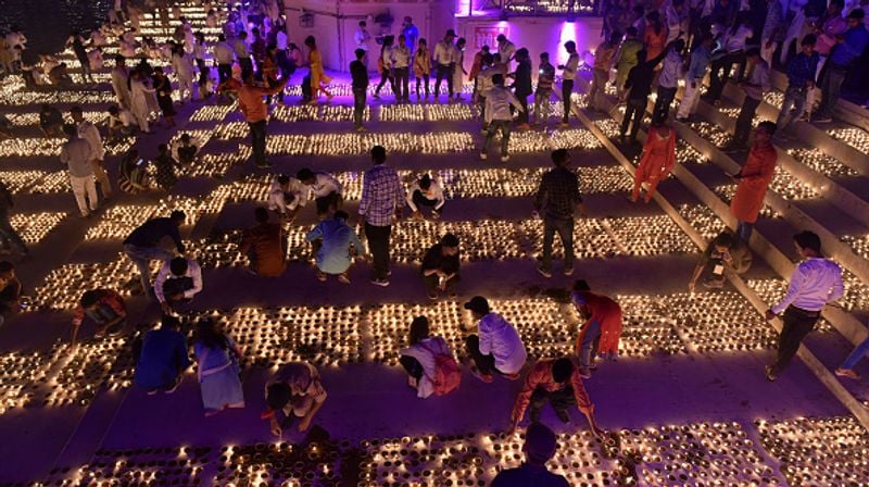 492 साल बाद यह मौका आया है, जब अयोध्या भगवान श्रीराम के भव्य स्वागत की गवाह बनेगी। बताते चले इस बार दीपोत्सव 5 लाख 51 हजार दीपों से जगमगाएगी और गिनीज बुक ऑफ वर्ल्ड रिकॉर्ड में अयोध्या अपना नाम दर्ज कराएगी। (फाइल फोटो)