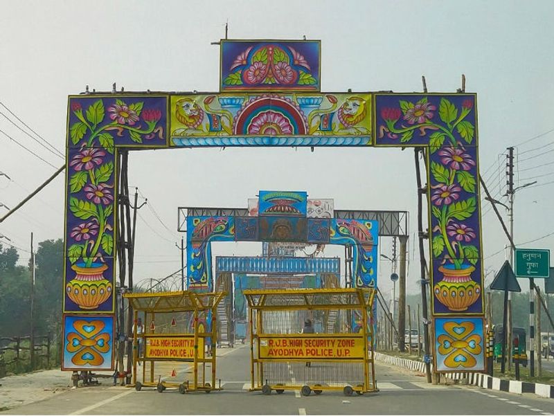 सीएम योगी आदित्यनाथ ने 2017 में अयोध्या में दीपोत्सव मनाने की शुरुआत की थी। इस दौरान 1 लाख 65 हजार दीप जले। इसके बाद साल 2018 में 3 लाख 150 दीप जलाकर विश्व रिकॉर्ड बना था, फिर इसके बाद 2019 में 5 लाख 51 हजार दीप जलाकर विश्व रिकॉर्ड बना।
(अयोध्या में प्रमुख मार्गों पर ऐसे 12 से अधिक तोरणद्वार बनाए गए हैं।)