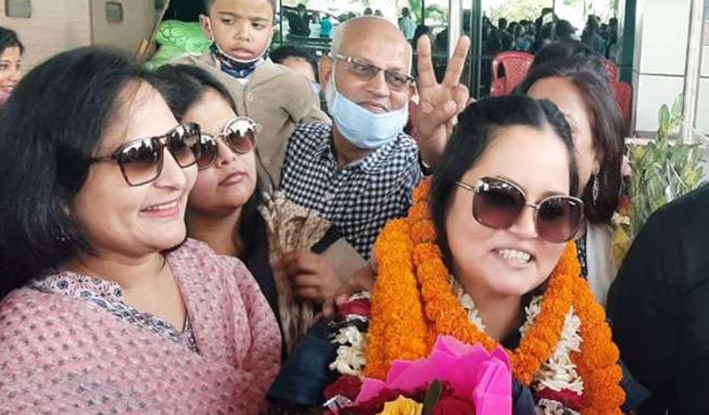 अमिताभ बच्चन ने इस सीजन में पहली बार ये सवाल पूछा था। नाजिया नसीम इस सवाल पर काफी देर करती रहीं, लेकिन वो जवाब को लेकर श्योर नहीं थीं। यहां तक आते-आते नाजिया की सभी लाइफलाइनें समाप्त हो चुकी थी, इसलिए कंटेस्टेंट ने समझदारी दिखाते हुए खेल को यहीं पर क्विट करने का फैसला किया। खेल को क्विट करने के बाद अमिताभ ने नाजिया से एक ऑप्शन गेस करने को कहा। 