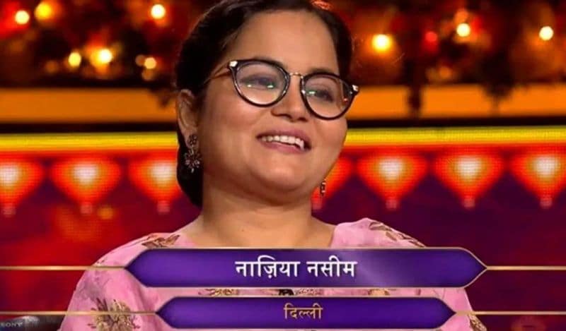 नाजिया नसीम को पहले काफी देर तक ऑप्शन ए और ऑप्शन बी के बीच कनफ्यूज रहीं। अमिताभ बच्चन के साथ बातचीत में नाजिया ने कहा कि वह श्योर नहीं थीं कि रूपा गांगुली सही जवाब है या नहीं, लेकिन बावजूद इसके रूल ऑफ एलिमिनेशन का इस्तेमाल करते हुए नाजिया ने ऑप्शन बी का चुनाव किया। हालांकि, नाजिया का ये गेस सही साबित हुआ और वह एक करोड़ रुपए जीत गईं। सही जवाब देने के बाद नाजिया रोने लग गईं, जिसके बाद अमिताभ ने अपने अनूठे अंदाज में जाकर उन्हें टिश्यू पेपर ऑफर किए।
