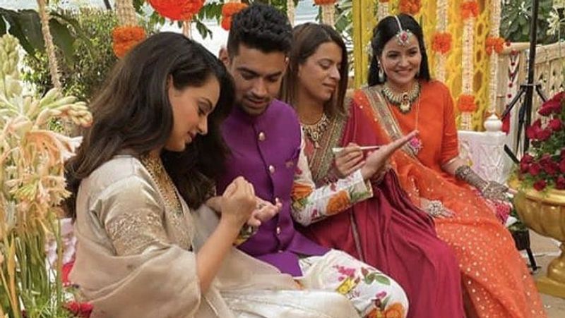 इवेंट प्लानर और डेकोरेशन एक्सेल ट्री इवेंट के डायरेक्टर चंद्रवीर सिंह और ब्रिजेश परवानी ने बताया कि यह शादी राजस्थानी थीम पर हो रही है। यानी सजावट से लेकर खाने से लेकर सबमें राजस्थानी झलक है। यही वजह है कि होटल को रजवाड़ी स्टाइल में डेकोरेट किया है। वेडिंग का पीआर देख रहे चिराग मेहता के मुताबिक मेहंदी के कार्यक्रम में फूलों की सजावट की गई थी। यह प्रोग्राम लेक साइड में हुआ था। इससे बैकग्राउंड में पीछोला झील और पहाड़ियों का खूबसूरत नजारा आता है।