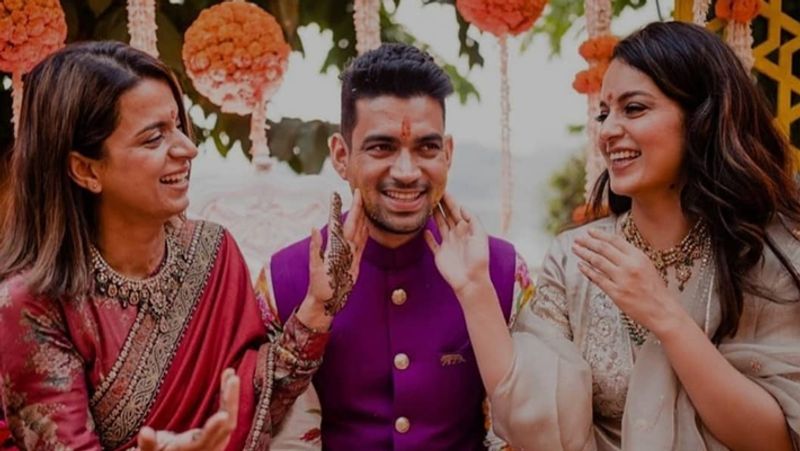 कंगना ने एक अन्य ट्वीट में अपनी कुछ फोटो शेयर की हैं, जिनमें वे लीला पैलेस के अंदर ट्रेडिशनल आउटफिट में पोज देती नजर आ रही हैं। कैप्शन में उन्होंने लिखा- भाई की शादी।