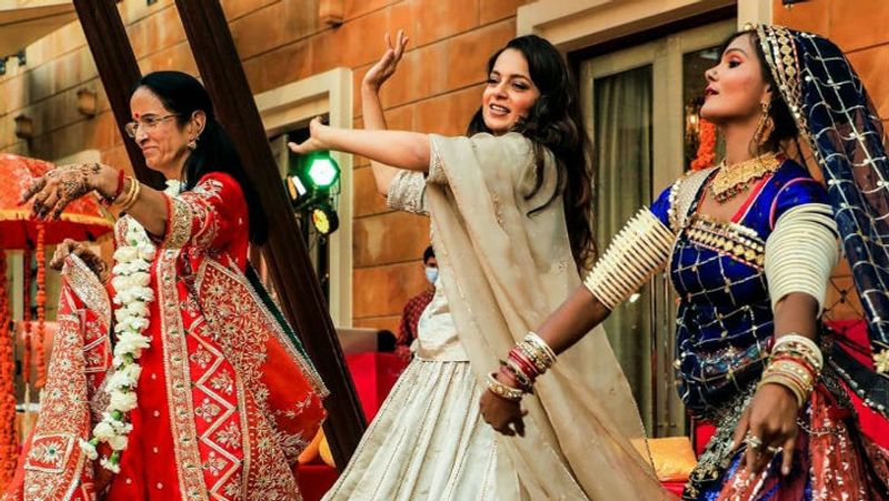 बता दें कि संगीत सेरेमनी देर तक चली। इसमें राजस्थानी लोक कलाकारों ने भी रंग जमाया। इन्होंने केसरिया बालम पधारो म्हारे देस... से मेहमानों की अगवानी की। इस बीच कंगना एक बार एक बार आओजी जमाई जी पावणा... पर डांस किया, फिर सूफी कलाम छाप तिलक सब छीन ली... पर मस्त होकर नाचती नजर आई।