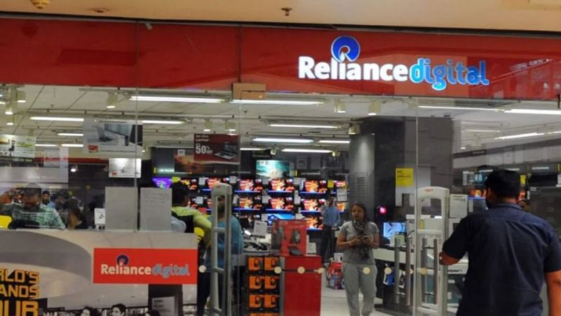 भारत के रिटेल मार्केट में रिलायंस है आगे
भारत के रिटेल मार्केट (Retail Market) में रिलायंस आगे है। मुकेश अंबानी ने हाल के दिनों में रिलायंस रिटेल (Reliance Retail) के लिए 46 हजार करोड़ रुपए जुटाए हैं। दुनिया की बड़ी कंपनियों ने मुकेश अंबानी के रिलायंस रिटेल में काफी निवेश किया है। इनमें केकेआर (KKR) और सिल्वर लेक (Silver Lake) जैसी कंपनियां शामिल हैं। आने वाले दिनों में मुकेश अंबानी भारत के रिटेल मार्केट के एकछत्र बादशाह हो सकते हैं।
(फाइल फोटो)
