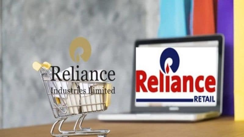 रिलायंस का है रिटेल में 12 अरब डॉलर का हिस्सा
भारत के रिटेल मार्केट में जियोमार्ट (JioMart) और रिलायंस रिटेल (Reliance Retail) का हिस्सा करीब 12 अरब डॉलर का है। वहीं, अमेजन और फ्लिपकार्ट के पास 14-14 अरब डॉलर की हिस्सेदारी है। इस तरह ये दोनों कंपनियां इस क्षेत्र में आगे हैं। लेकिन जिस तरह से रिलायंस रिटेल अपने कारोबार को आगे बढ़ा रहा है और इसमें निवेश बढ़ रहा है, उसे देखते हुए कहा जा सकता है कि आने वाले दिनों में इस क्षेत्र में अंबानी की बादशाहत कायम होनी है। विदेशी कंपनियों के भारत में अभी ग्रॉसरी स्टोर खोलने पर प्रतिबंध है।
(फाइल फोटो)

