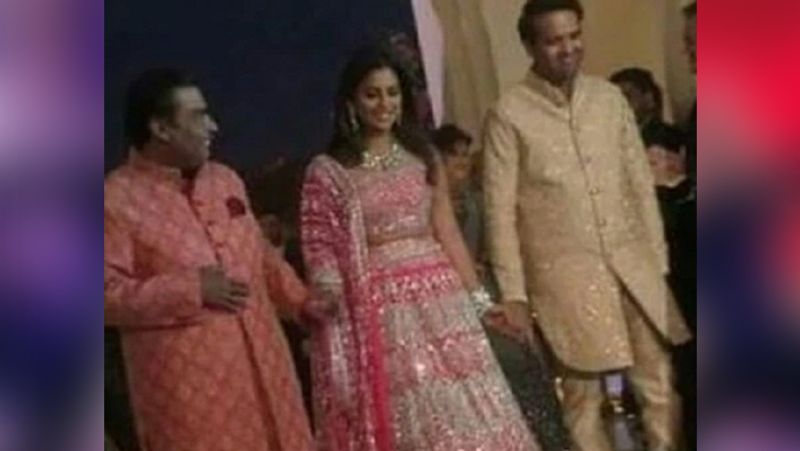 पापा मुकेश अंबानी और पति आनंद पीरामल का हाथ थामे प्री-वेडिंग फंक्शन में पहुंची थी ईशा अंबानी।