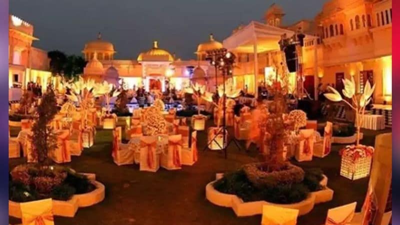 ईशा अंबानी के प्री-वेडिंग फंक्शन के लिए पैलेस को बहुत ही शानदार तरीके से सजाया गया था।