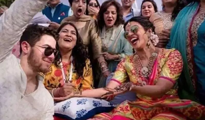 ऐसे में अगर प्रियंका-निक ने अपनी शादी में 4 करोड़ करोड़ रुपए खर्च किए तो वो कोई बड़ी बात नहीं है। दोनों सितारों ने इस शादी को भव्य बनाने में कोई कसर नहीं छोड़ी थी। मीडिया रिपोर्ट्स की मानें तो प्रियंका ने हिंदू वेडिंग पर तकरीबन 30 लाख रुपए खर्च किए जबकि मेहमानों के खाने पर 43 लाख रुपए खर्च हुए।
