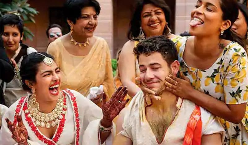 इन दोनों शादियों में प्रियंका-निक ने काफी एक्सपेंसिव और डिजाइनर ड्रेस पहनी थी। शादी के खर्च में ड्रेस की कीमत शामिल नहीं है।