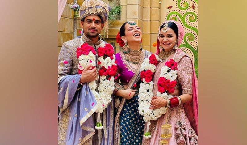 वेडिंग का पीआर देख रहे चिराग मेहता के मुताबिक मेहंदी के कार्यक्रम में फूलों की सजावट की गई थी। यह प्रोग्राम लेक साइड में हुआ था। इससे बैकग्राउंड में पीछोला झील और पहाड़ियों का खूबसूरत नजारा आता है।