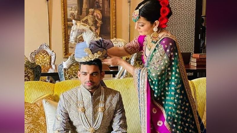 फेरों से पहले भाई अक्षत को सेहरा पहनाती कंगना।