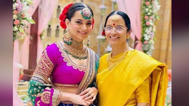 मां आशा के साथ पोज देती कंगना।