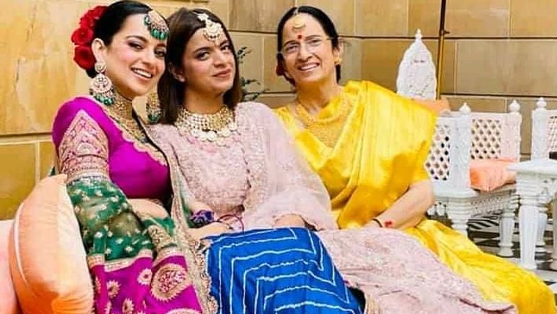 बहन रंगोली और मां आशा के साथ पोज देती कंगना।