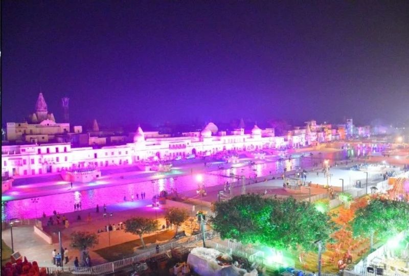 रामकथा पार्क में अतिथियों के लिए अलग व संत-धर्माचार्यों के लिए एक ऊंचा मंच बनाया गया है। साकेत कॉलेज में से निकलने वाले रामादल की झांकी में देश के विभिन्न राज्यों से 300 कलाकार हिस्सा ले रहे हैं। इस बार की तैयारी पिछले तीन दीपोत्सव से कई गुना अधिक नजर आ रही है।
