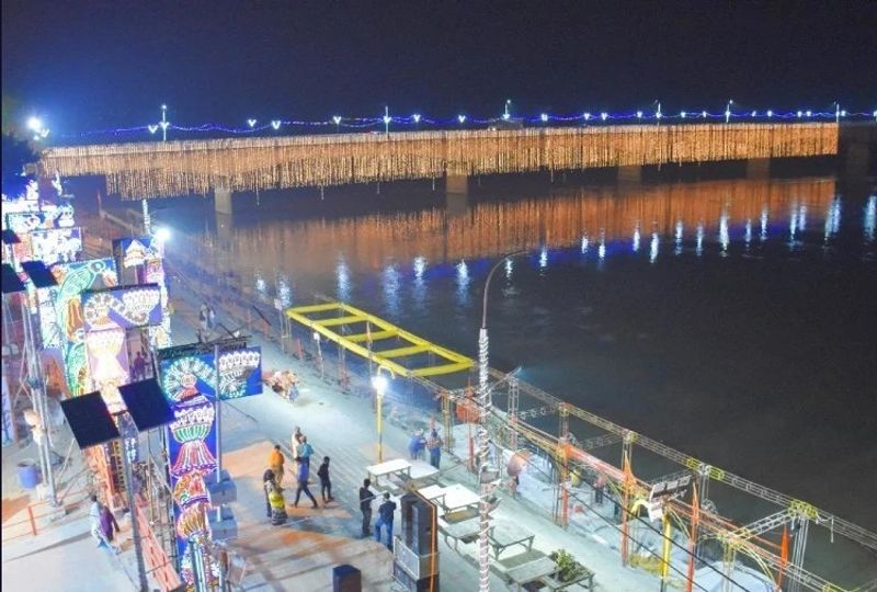 सीएम योगी आदित्यनाथ ने 2017 में अयोध्या में दीपोत्सव मनाने की शुरुआत की थी। इस दौरान 1 लाख 65 हजार दीप जले थे, तब से इस तरह के आयोजन हो रहे हैं और हर साल विश्व रिकार्ड बन रहा है।