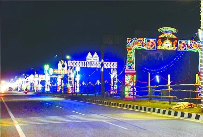 इलेक्ट्रिक कलश, दीप, झालर लाइटिंग के माध्यम से संपूर्ण रामनगरी को रोशन करने की तैयारी की गई है। सरयू पुल पर भी भव्य सजावट के लिए विद्युत झालरें लगाईं जा रही हैं। राम की पैड़ी में भव्य लेजर शो होगा।
