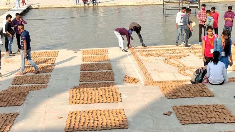 घाटों पर दीये को सजाते कलाकार। अभी से ही देखने पहुंच रहे हैं लोग।