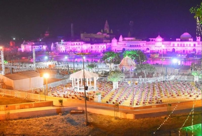 दीपावली के पहले कुछ इस तरह से जगमगा रही राम लला की नगरी अयोध्या। 