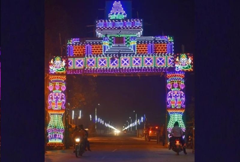 राम की पैड़ी के 24 घाटों पर 551000 दीपक जलाकर अवध विश्वविद्यालय एक बार फिर कीर्तिमान स्थापित करने का प्रयास करेगा, जिसके लिए गिनीज बुक ऑफ वर्ल्ड रिकॉर्ड की टीम भी अयोध्या पहुंच गई है।
