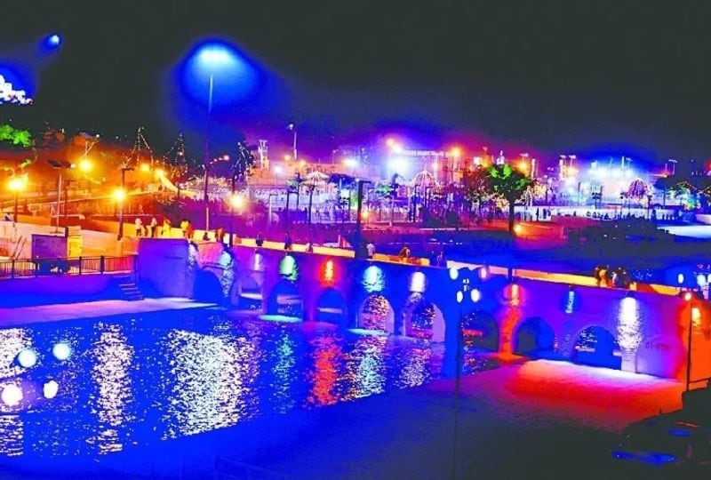 एलईडी लाइटों से जगमगा रही अयोध्या नगरी।