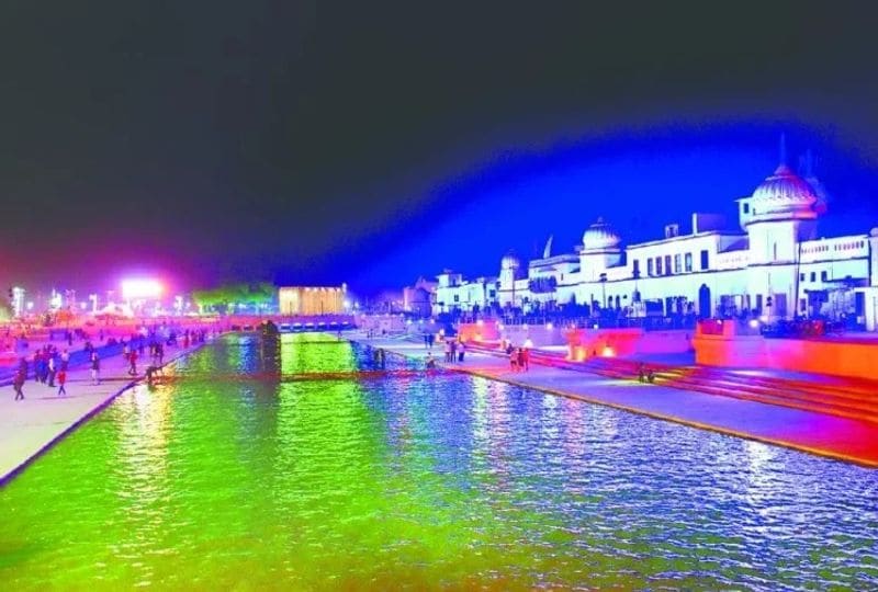 सीएम योगी आदित्यनाथ ने 2017 में अयोध्या में दीपोत्सव मनाने की शुरुआत की थी। इस दौरान 1 लाख 65 हजार दीप जले। इसके बाद साल 2018 में 3 लाख 150 दीप जलाकर विश्व रिकॉर्ड बना था, फिर इसके बाद 2019 में 5 लाख 51 हजार दीप जलाकर विश्व रिकॉर्ड बना। 